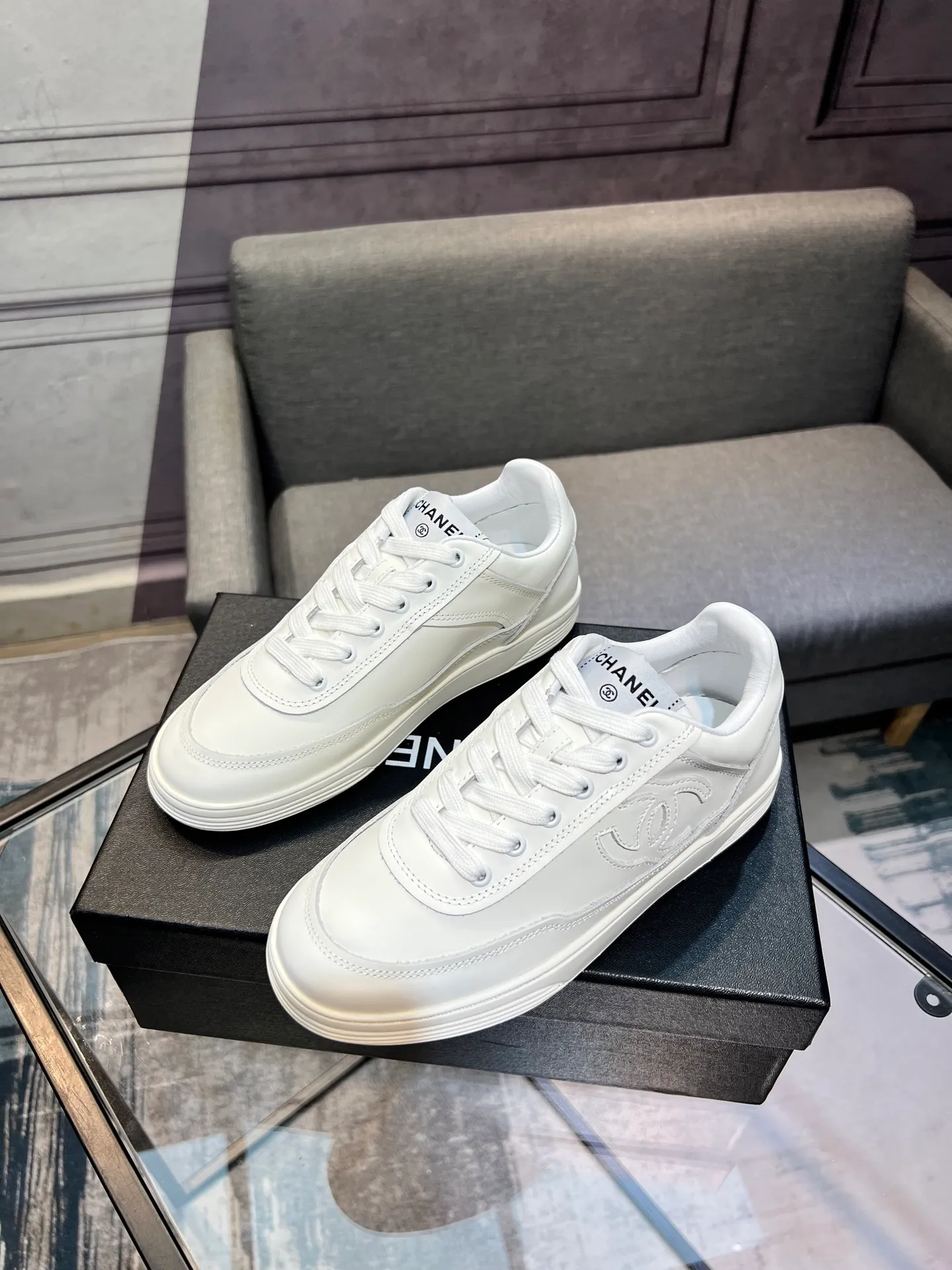 Men's men's shoes 💰620 Exclusive real shot (top version) CHANEL Chanel's new panda sneakers Panda shoes Chanel 2025ss color matching thick-soled casual sports shoes sneakers Counter synchronization The counter is very popular Very difficult to buy a shoe The most popular thick-soled panda shoes on the Internet It is obvious that Xiaoxiang control cannot miss it Simple and versatile white shoes that have both good looks and comfort Thick sole increases height, is super versatile and can be worn with eyes closed😍 Whoever wears it will look better. Upper: calfskin. Lining: imported sheepskin lining. Outsole: TPU original outsole. Size: 35-44 (41 for women, 40 for men, custom made).